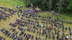 Zwischen 500 und 600 Fahrer von Bikes, Trikes und Quads kommen zu Fronleich- nam in den kleinen ...