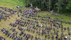 Zwischen 500 und 600 Fahrer von Bikes, Trikes und Quads kommen zu Fronleich- nam in den kleinen ...