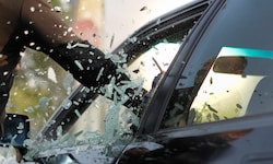 Achtung: Beim Einschlagen einer Autoscheibe besteht Verletzungsgefahr!