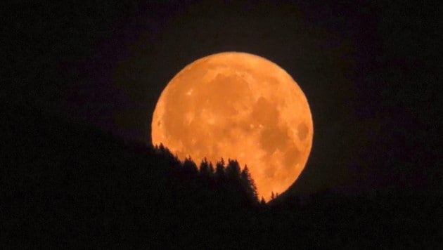 In der Nacht auf den 30. Juni wird über Österreich wieder ein Erdbeermond zu sehen sein. ...