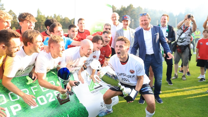 Kapitän Caria und Co. durften den Pokal in die Höhe stemmen. 