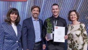 Auch bei der Überreichung in Schwarz gekleidet: Mike-Leon Kößler bei der Preis-Überreichung im ...