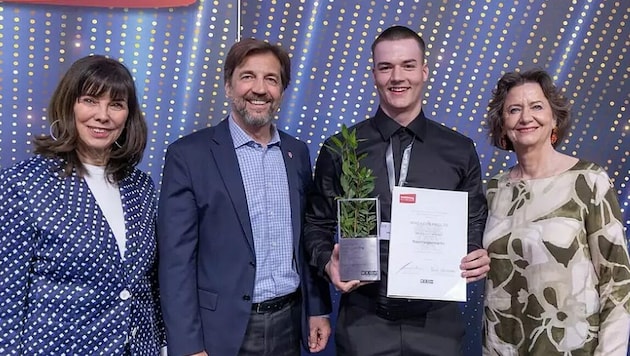 Auch bei der Überreichung in Schwarz gekleidet: Mike-Leon Kößler bei der Preis-Überreichung im ...