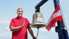 Vereinsvorsitzender und Pastor Helmut Kautz zeigt die Glocke aus Militärschrott, die in diesen ...