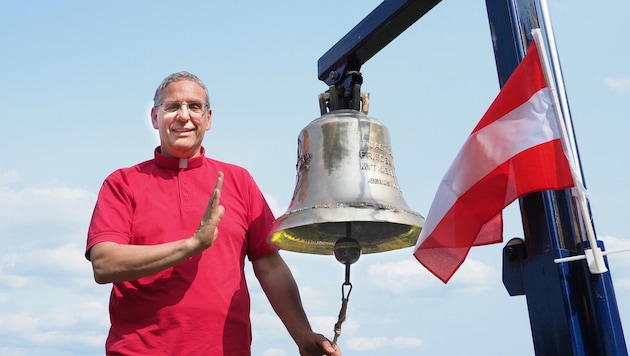 Vereinsvorsitzender und Pastor Helmut Kautz zeigt die Glocke aus Militärschrott, die in diesen ...