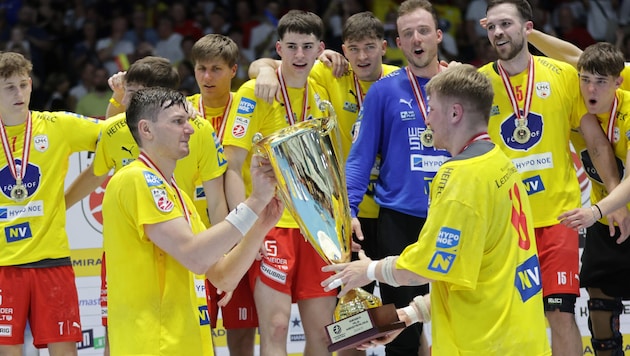Daniel Dicker (li.) verabschiedet sich mit dem Meistertitel. Der Grazer Handballer beendet nun ...