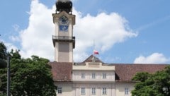 Auf dem Linzer Landhaus wurde die Oberösterreich-Flagge auf Reaktion auf den Amoklauf in Graz ...