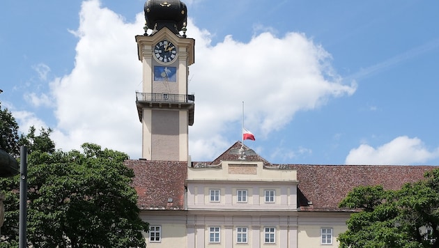 Auf dem Linzer Landhaus wurde die Oberösterreich-Flagge auf Reaktion auf den Amoklauf in Graz ...