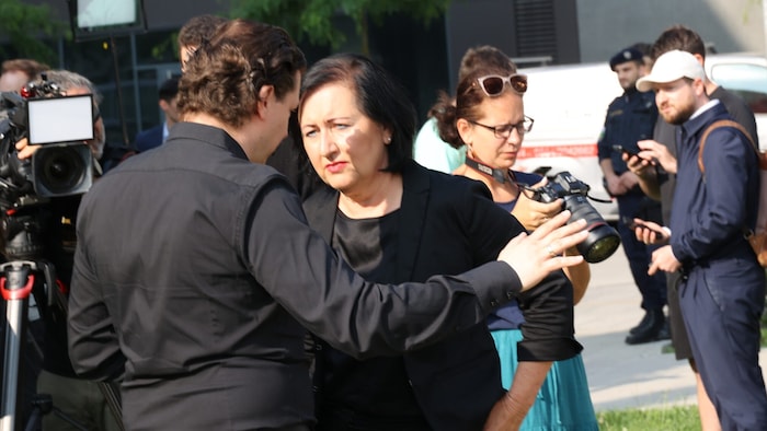 Bildungsdirektorin Elisabeth Meixner im Gespräch vor der List-Halle