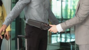 In vielen öffentlichen Einrichtungen gehören Metalldetektoren zur Standardausrüstung – in den ...