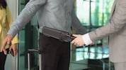 In vielen öffentlichen Einrichtungen gehören Metalldetektoren zur Standardausrüstung – in den ...