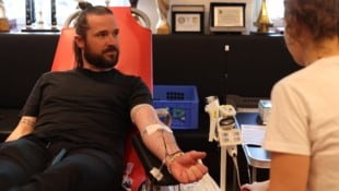 Auch Sturms Vorstandsmitglied Stefan Stücklschweiger spendete Blut.