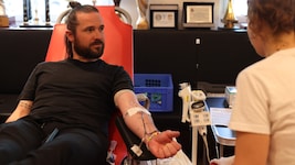 Auch Sturms Vorstandsmitglied Stefan Stücklschweiger spendete Blut.