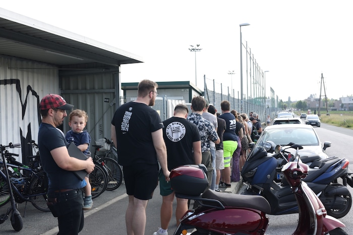 Im Trainingszentrum Messendorf bildete sich eine lange Schlange – die Fans von Sturm wollten mit ...