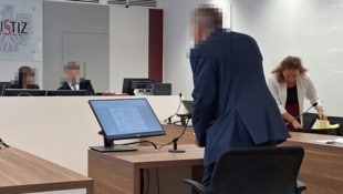Auch die renommierte Rechtsanwältin Veronika Ujvarosi (re.) bringt sich in Position.