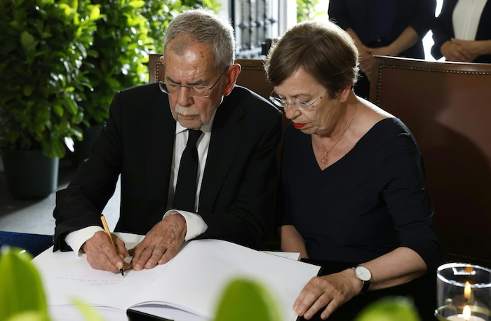 Van der Bellen und Gattin Doris Schmidauer schrieben im Grazer Rathaus ins Kondolenzbuch. 