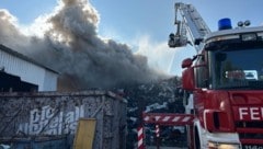Der Brand brach in einem riesigen Schrotthaufen aus.