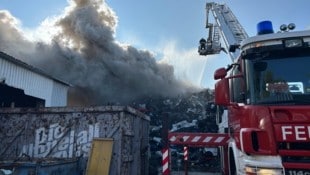 Der Brand brach in einem riesigen Schrotthaufen aus.