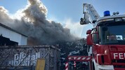 Der Brand brach in einem riesigen Schrotthaufen aus.