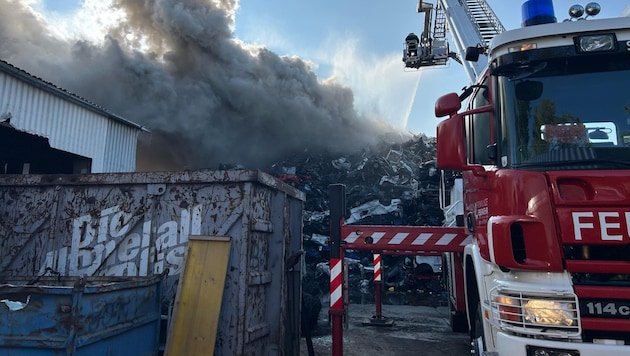 Der Brand brach in einem riesigen Schrotthaufen aus.