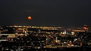 Der Erdbeermond über Wien
