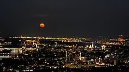 Der Erdbeermond über Wien