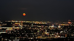 Der Erdbeermond über Wien