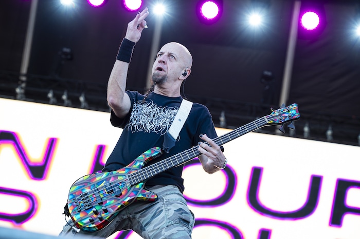 System Of A Down-Bassist Shavo Odadjian mit seiner neuen Spielwiese Seven Hours After Violet.