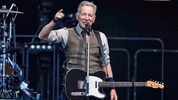 Bruce Springsteen kritisierte bei seinem Konzert in Berlin den Umgang mit den Demonstranten in ...