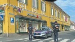 Die Kinder wurden an den schwer bewaffneten Polizisten vorbei ins Freie geleitet.