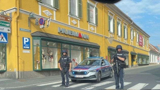In den Tagen nach dem Amoklauf in Graz mussten nach Droh-Mails gegen Stainzer Schulen mehrmals ...