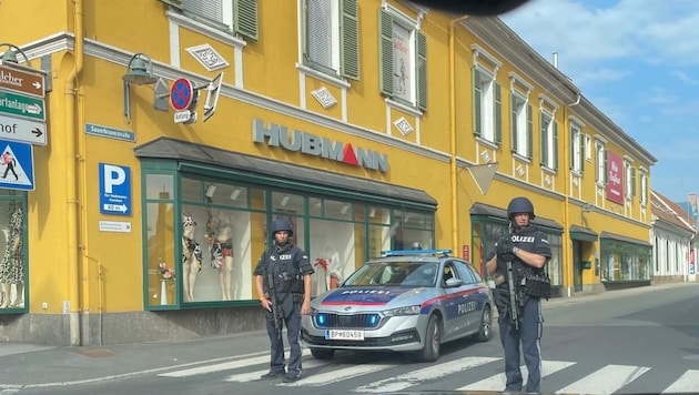 Die Kinder wurden an den schwer bewaffneten Polizisten vorbei ins Freie geleitet.