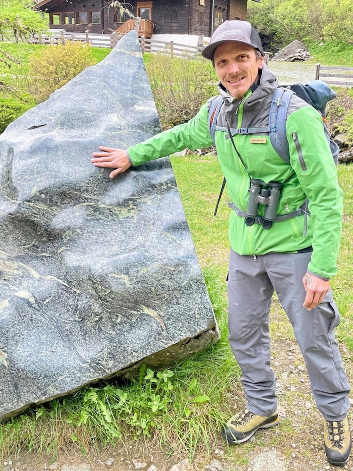 Nationalpark-Ranger Armin Kollreider und der Serpentinit.