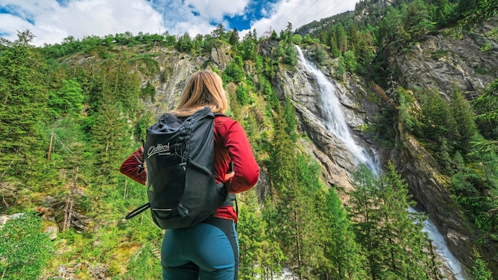 Der Steiner Wasserfall stürzt sich inmitten der wildromantischen Prosseggklamm bei Matrei in ...
