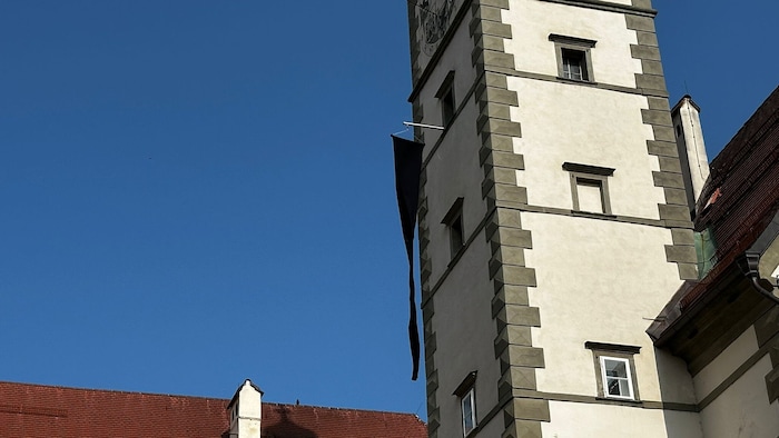 Schwarze Fahne über dem Landhaus in Klagenfurt 