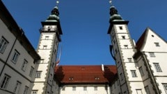 Über dem Landhaus weht neben der Kärntner Flagge auch eine schwarze Fahne der Trauer, um den ...