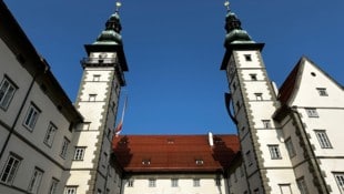 Über dem Landhaus weht neben der Kärntner Flagge auch eine schwarze Fahne der Trauer, um den ...