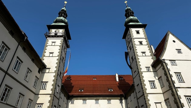 Über dem Landhaus weht neben der Kärntner Flagge auch eine schwarze Fahne der Trauer, um den ...