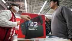 Ein Kunde in einem Elektronikmarkt in Nintendos Heimat Japan kauf eine Switch 2.