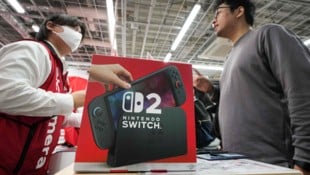 Ein Kunde in einem Elektronikmarkt in Nintendos Heimat Japan kauf eine Switch 2.