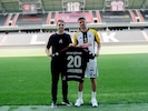 Sportdirektor Dino Buric mit dem ersten Sommerneuzugang Kasper Jörgensen (re.) 