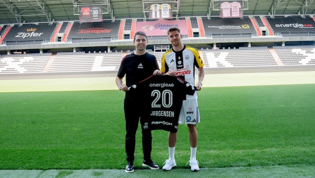 Sportdirektor Dino Buric mit dem ersten Sommerneuzugang Kasper Jörgensen (re.) 