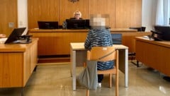 Eine 72-Jährige soll Rettungssanitäterinnen angegriffen haben. Richterin Bandion-Ortner muss ...