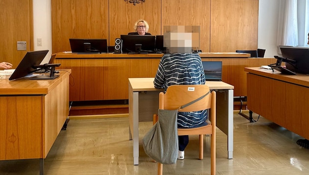 Eine 72-Jährige soll Rettungssanitäterinnen angegriffen haben. Richterin Bandion-Ortner muss ...
