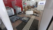 Das Foyer der Bankfiliale sieht aus wie ein Schlachtfeld.
