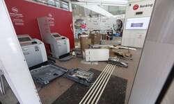 Das Foyer der Bankfiliale sieht aus wie ein Schlachtfeld.