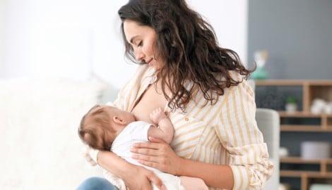 Fünf Prozent der befragten Männer sind der Meinung, dass Babys nur zu Hause gestillt werden ...