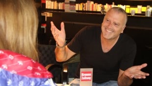 Tirols Bestsellerautor Bernhard Aichner im Gespräch mit der „Krone“ in der Innsbrucker ...