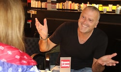 Tirols Bestsellerautor Bernhard Aichner im Gespräch mit der „Krone“ in der Innsbrucker ...