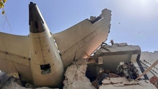 Das Heck der Unglücksmaschine ragte nach dem Crash waagrecht aus einem Gebäude heraus.